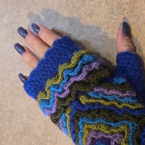 NWT The 5 Senses Unique Hand-Knit Blue Multi-Colored Fingerless Gloves - Picture 4 of 6